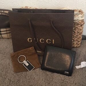 Authentic Vintage Gucci Black Bifold Wallet & Keychain Set